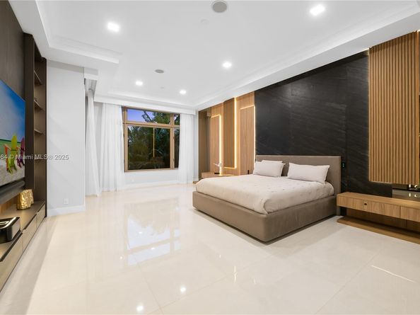 1530 Island Blvd, Aventura FL 33160