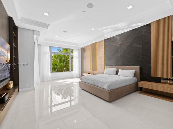 1530 Island Blvd, Aventura FL 33160