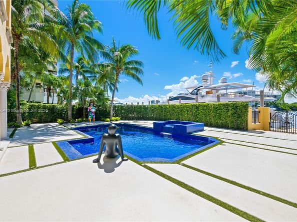 1530 Island Blvd, Aventura FL 33160