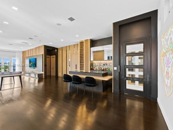1530 Island Blvd, Aventura FL 33160