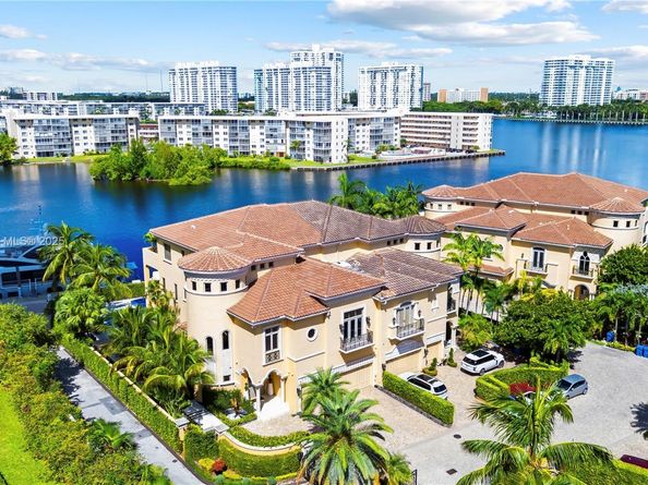 1530 Island Blvd, Aventura FL 33160