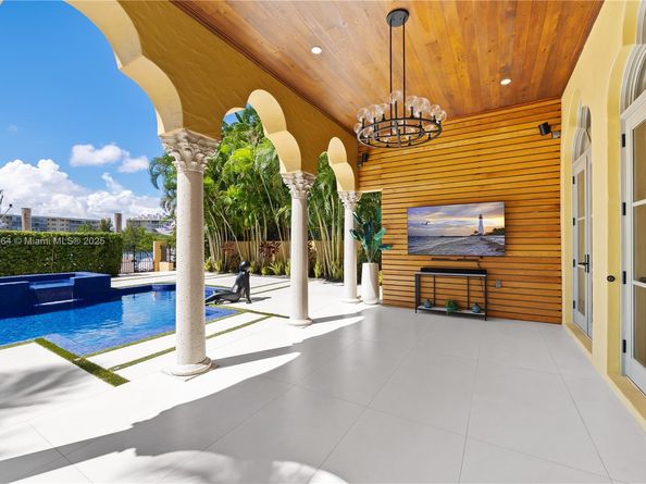 1530 Island Blvd, Aventura FL 33160