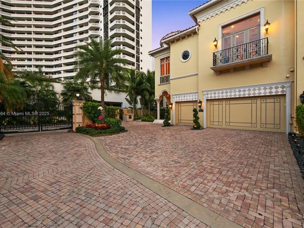 1530 Island Blvd, Aventura FL 33160