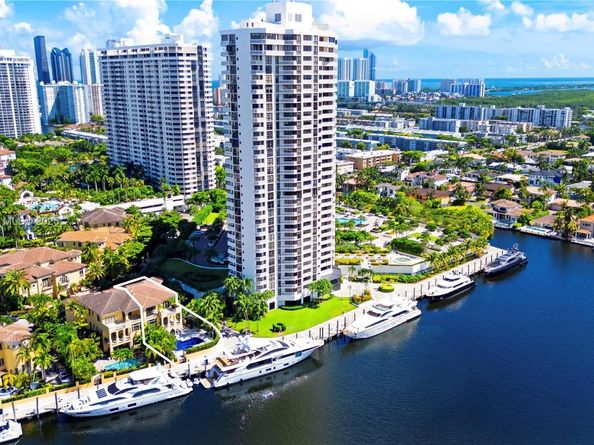 1530 Island Blvd, Aventura FL 33160