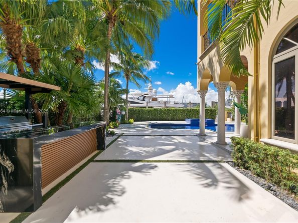 1530 Island Blvd, Aventura FL 33160
