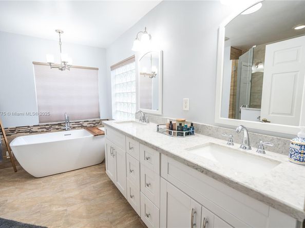 16061 La Costa Dr, Weston FL 33326