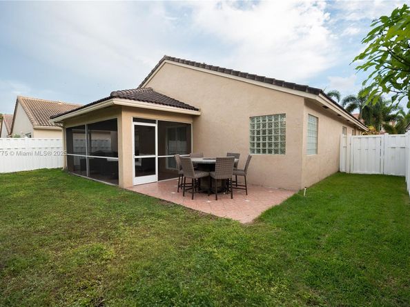 16061 La Costa Dr, Weston FL 33326