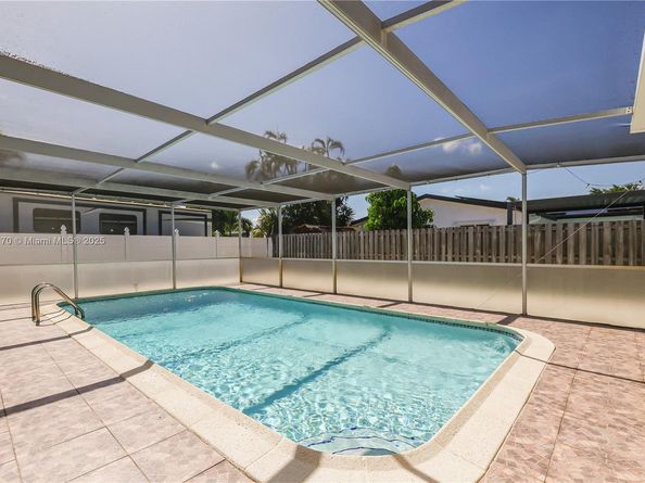 8801 NW 5th St, Pembroke Pines FL 33024