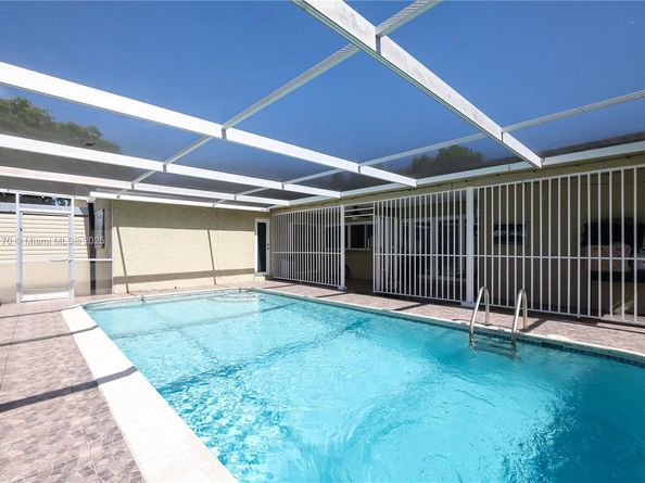 8801 NW 5th St, Pembroke Pines FL 33024