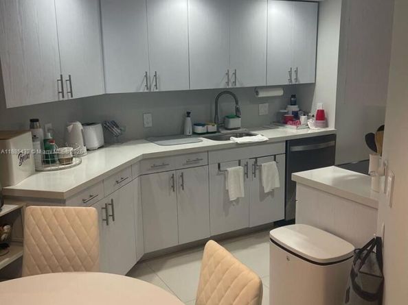 3610 Yacht Club Dr 215, Aventura FL 33180