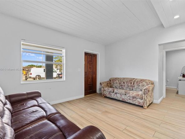 580 E 44th St, Hialeah FL 33013