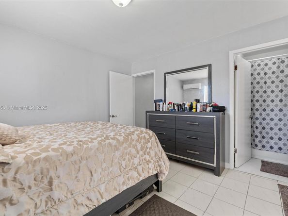 580 E 44th St, Hialeah FL 33013