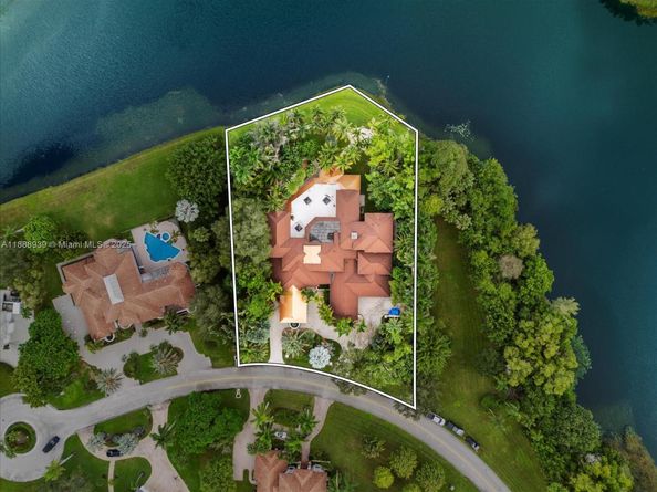2941 Paddock Ln, Weston FL 33331