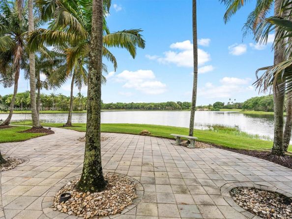 2941 Paddock Ln, Weston FL 33331