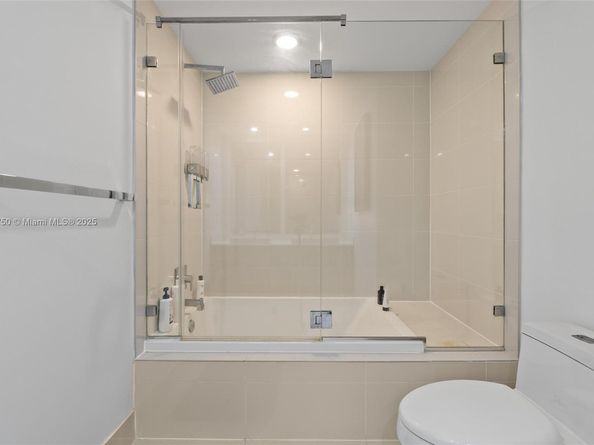 45 SW 9th St 1109, Miami FL 33130