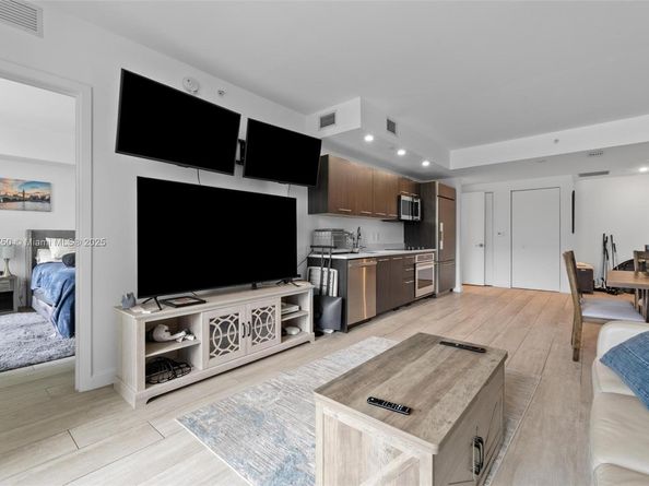 45 SW 9th St 1109, Miami FL 33130