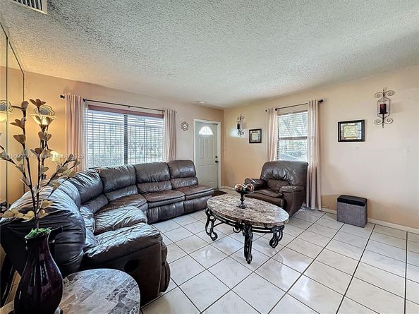 748 NW 2nd St, Florida City FL 33034