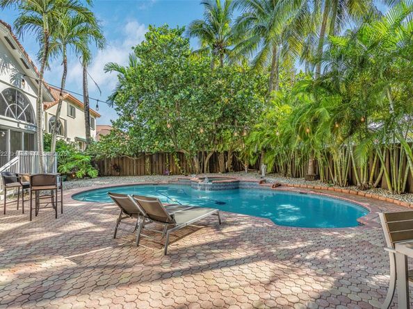 5805 NW 108th Pl, Doral FL 33178