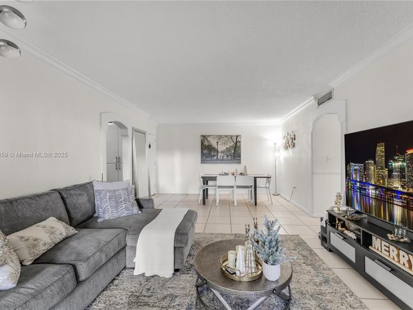 9320 Fountainebleau Blvd 215, Miami FL 33172