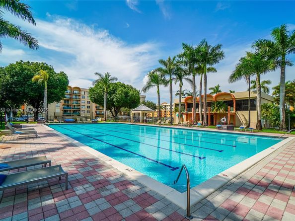 9320 Fountainebleau Blvd 215, Miami FL 33172