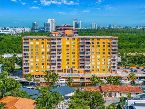 2450 NE 135th St 1006, North Miami FL 33181