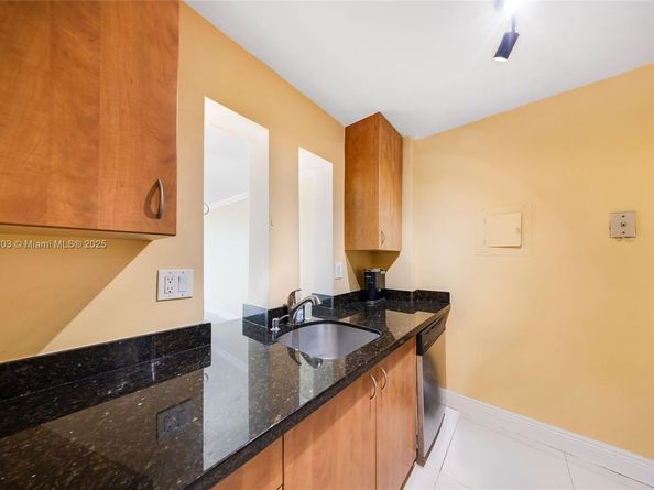 2450 NE 135th St 1006, North Miami FL 33181