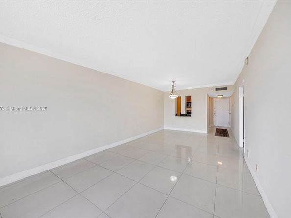2450 NE 135th St 1006, North Miami FL 33181