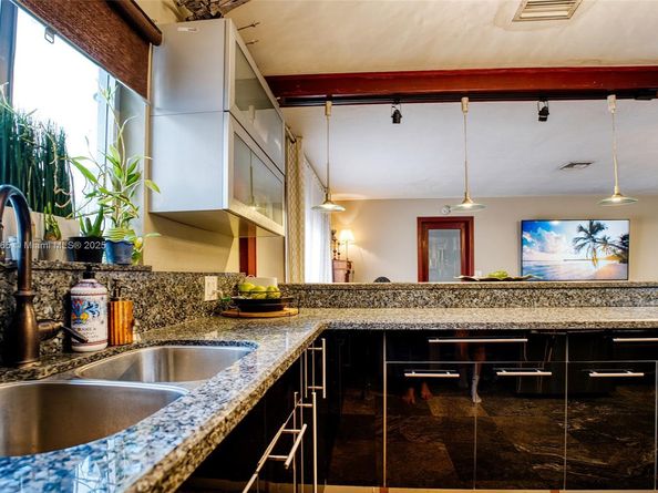 1923 Dewey St, Hollywood FL 33020