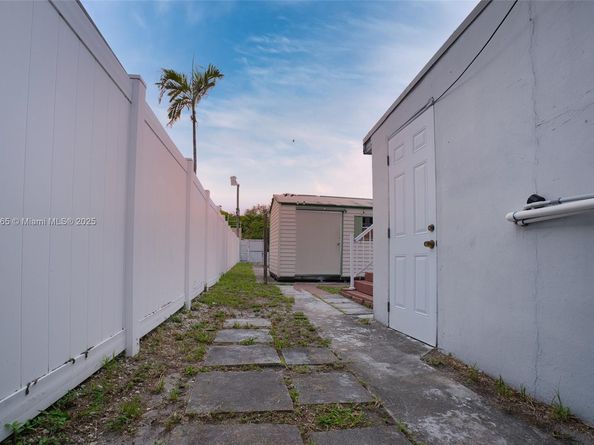 1923 Dewey St, Hollywood FL 33020