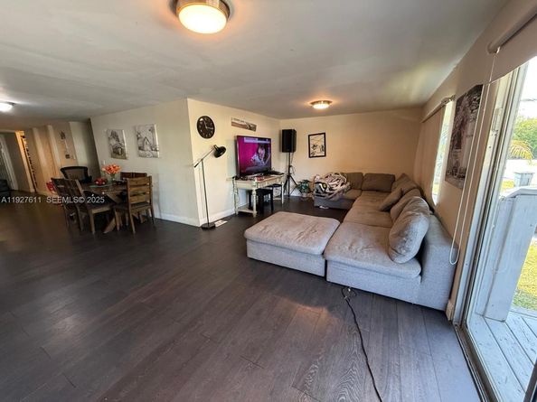 5290 SW 22nd Ter, Dania Beach FL 33312