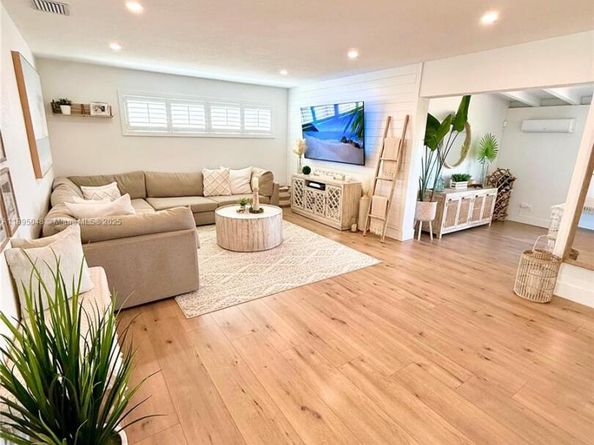 17500 NW 82nd Ct, Hialeah FL 33015