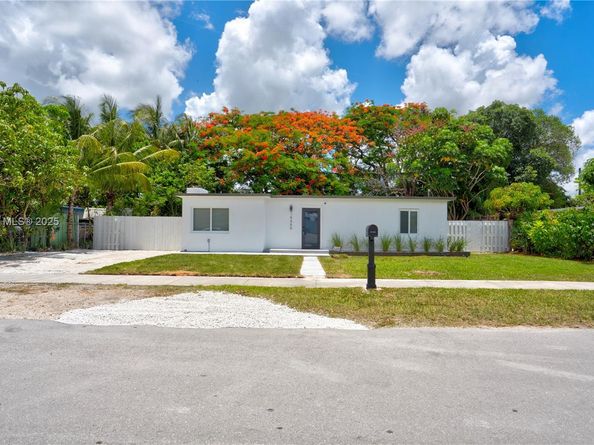 15459 Hayes Ln, Homestead FL 33033