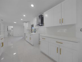 1320 NW 72nd Ave, Plantation FL 33313
