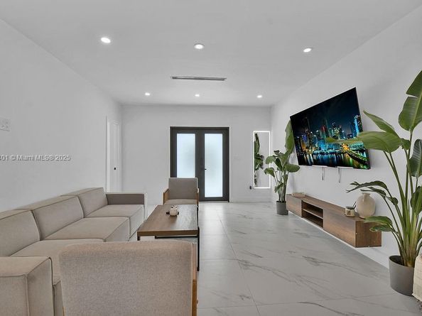 187 NW 53rd St, Miami FL 33127