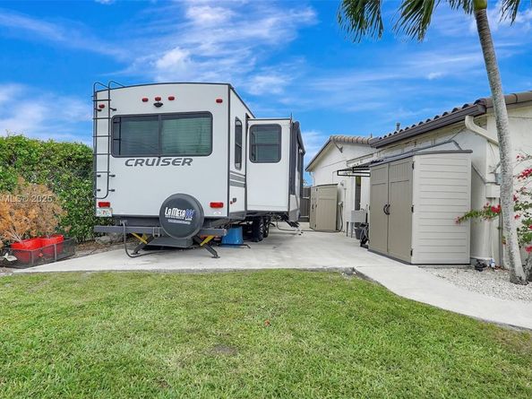 8540 NW 182nd St, Hialeah FL 33015