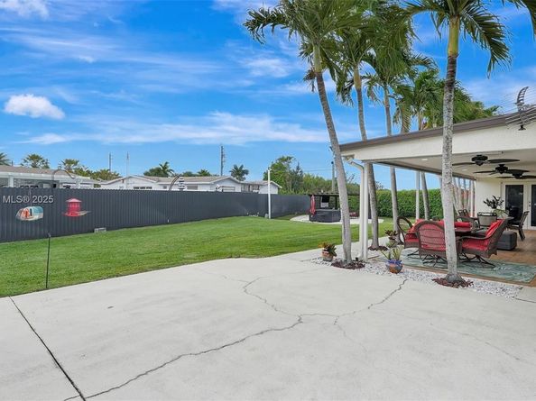 8540 NW 182nd St, Hialeah FL 33015