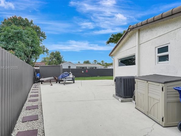 8540 NW 182nd St, Hialeah FL 33015