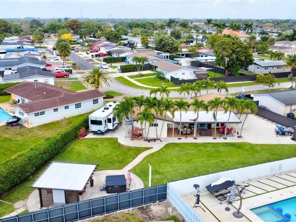 8540 NW 182nd St, Hialeah FL 33015