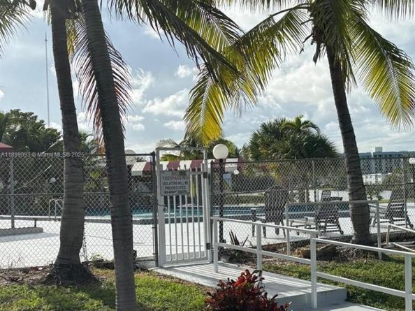 20320 NE 2nd Ave 7, Miami Gardens FL 33179
