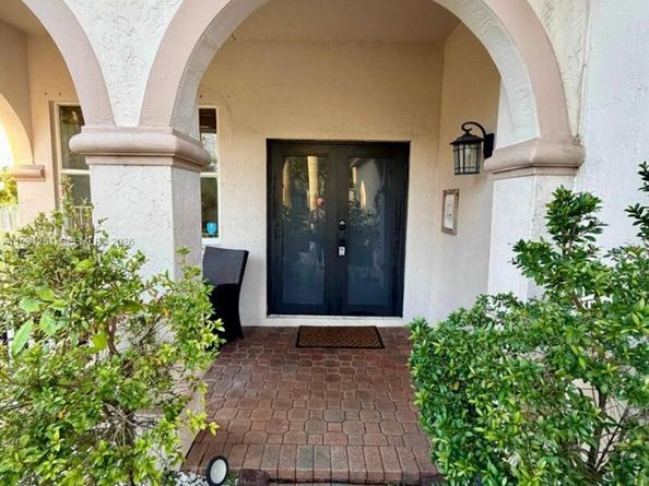 663 Live Oak Ln, Weston FL 33327