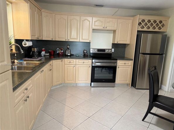 6553 SW 148th Ct, Miami FL 33193