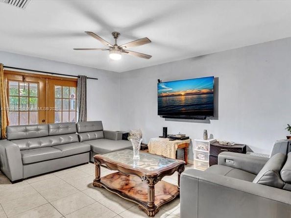9900 SW 12 st, Pembroke Pines FL 33025