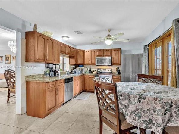 9900 SW 12 st, Pembroke Pines FL 33025