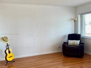 820 SW 11th Ave 15B, Hallandale Beach FL 33009