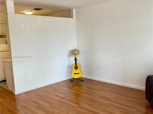 820 SW 11th Ave 15B, Hallandale Beach FL 33009