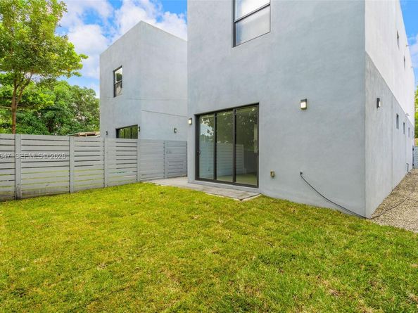 225 NW 40 Ct, Miami FL 33126