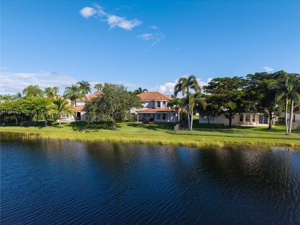 17516 NW 7th St, Pembroke Pines FL 33029