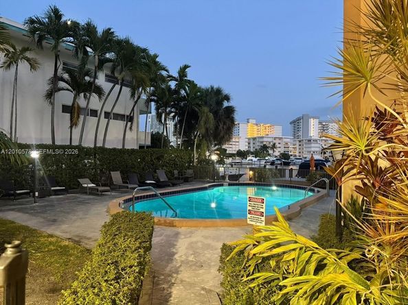 2420 Diana Dr 302, Hallandale Beach FL 33009