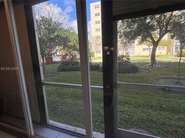 610 NE 12th Ave 102, Hallandale Beach FL 33009