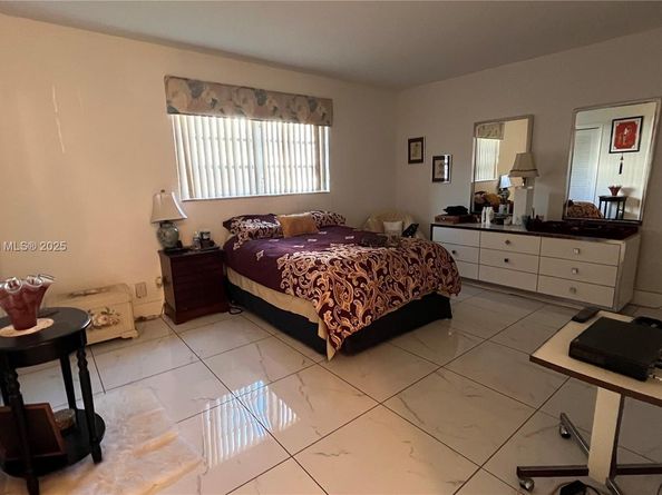 610 NE 12th Ave 102, Hallandale Beach FL 33009